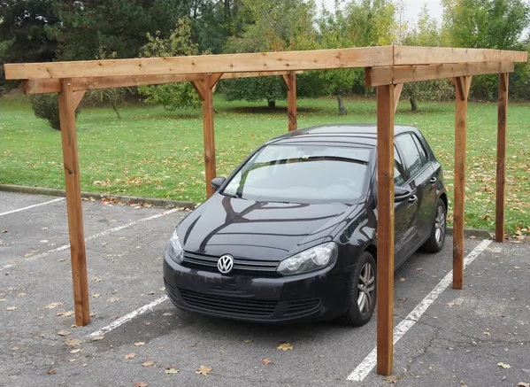 un abri voiture en bois avec toit plat